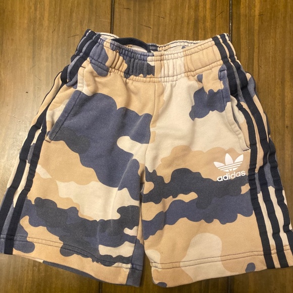 Boys Adidas Tan/Blue Camo Shorts Size XS - Picture 5 of 5